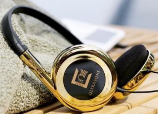 Totally Geeky or Geek Chic? Gold-Plated iCans