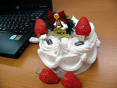 USB Christmas Cake: Geekish or Freakish? 