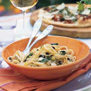 Fast & Easy Dinner: Pasta with Caramelized Onion Trio, Arugula, and Mozzarella