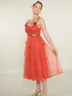 DECK THE HALLS
Heigl laughed when she saw this festive red and green dress inspired by the idea of a Christmas wedding.
