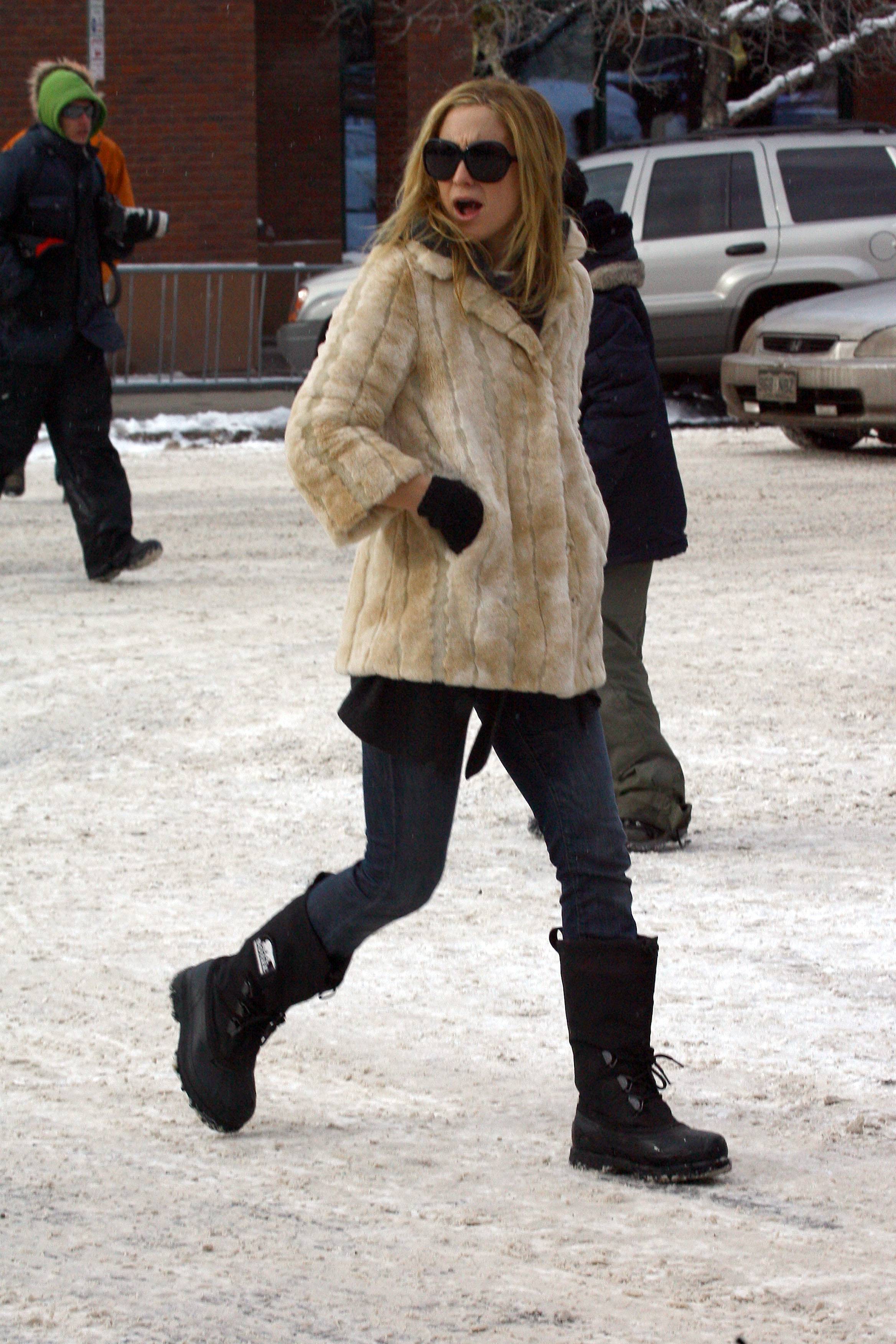 Kate Hudson Grins and Bears Cold Christmas in Aspen | POPSUGAR Celebrity